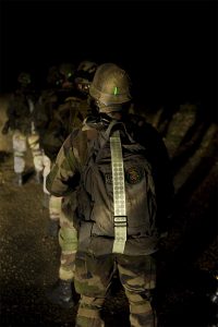 Ceinture réfléchissante et photluminescente pour soldats en marche de nuit