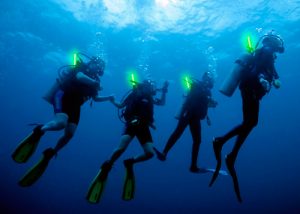 Identification of divers with Cyalume light sticks