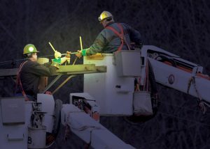 Wartung von Stromleitungen mit Zusatzlicht