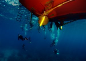 Marking boat hulls for maintenance work in professional diving