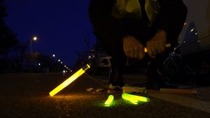 Activation de bâtons lumineux Cyalume en sécurité routière