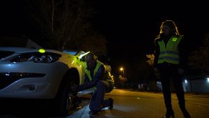 Éclairage pratique pour changer une roue dans le noir