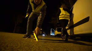 Leuchtende Markierungen auf dem Boden für Verkehrssicherheit