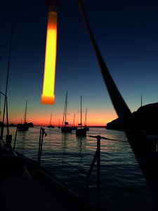 Marquage de bateau à la tombée de la nuit