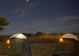 Repérage lumineux de tente sur campement