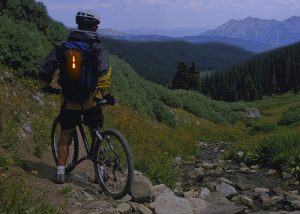 baton lumineux cyalume sur VTT rando de nuit