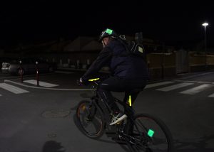 Kennzeichnung von Radfahrern bei Nacht mit Cyalume Leuchtstab