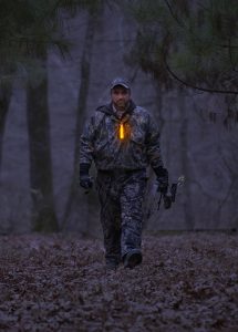 Identification lumineuse chasseur avec baton lumineux orange Cyalume