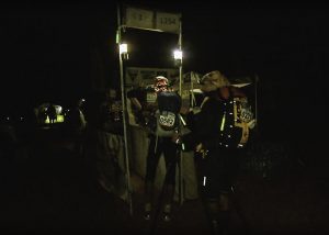 Identification lumineuse coureurs marathon des sables treck de nuit