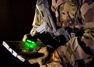 Mini bâton cyalume pour lecture de carte par militaires