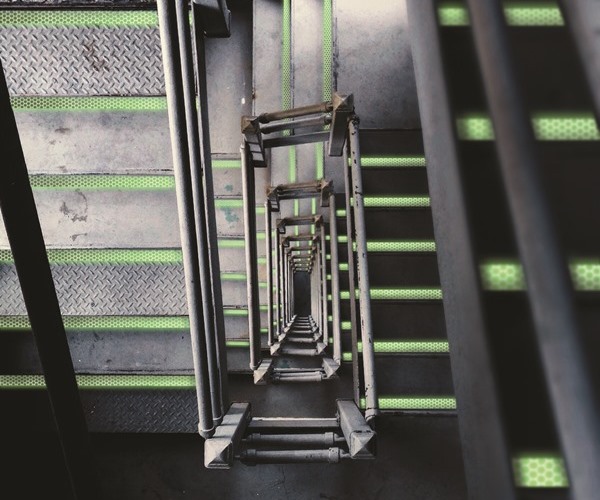 bande rétro-réfléchissante et photoluminescente pour marquage de marches d'escaliers