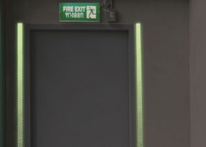 bande rétro-réfléchissante photoluminescente pour marquage de portes