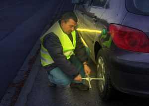 Magnetfuß mit Leuchtstab Rad im Dunkeln wechseln