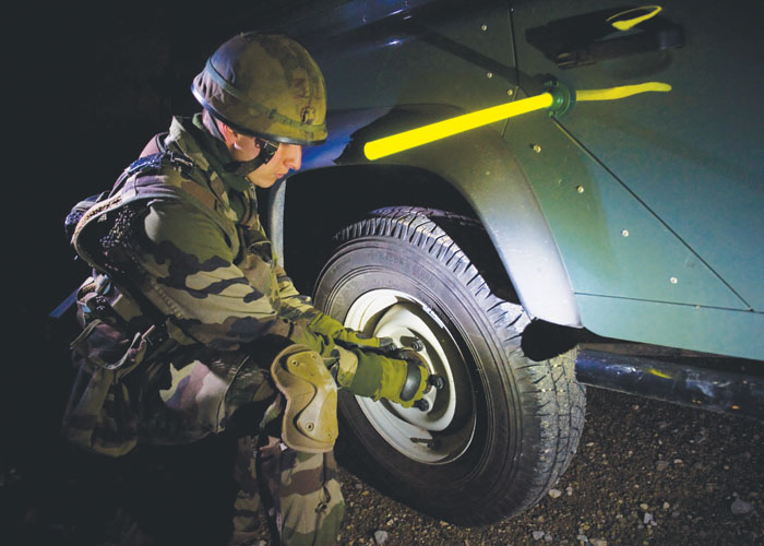 base magnétique utilisation militaire sur voiture avec soldat