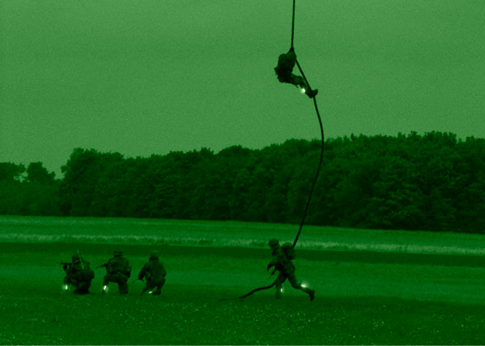 Markierung des Seils bei einem Abstieg vom Helikopter mit infraroten Leuchtstab