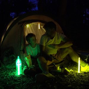 Éclairage avec un baton lumineux cyalume en camping